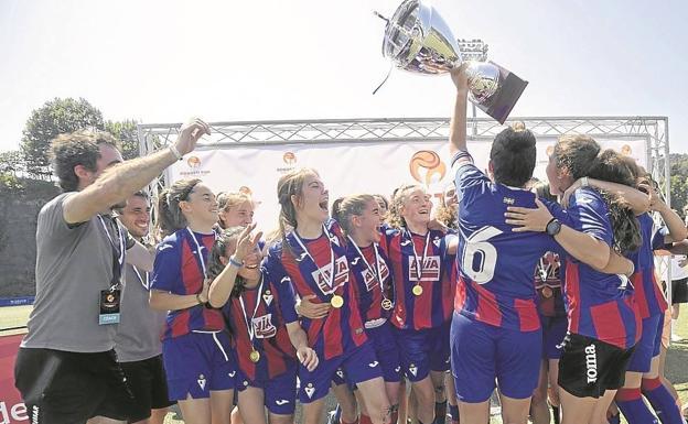 Las chicas del Eibar estallan de Alegría al recibir su copa. 