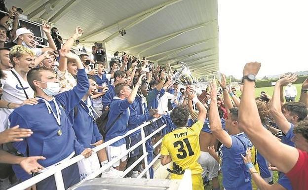 Los jugadores del Set11 lo celebran con su grada.