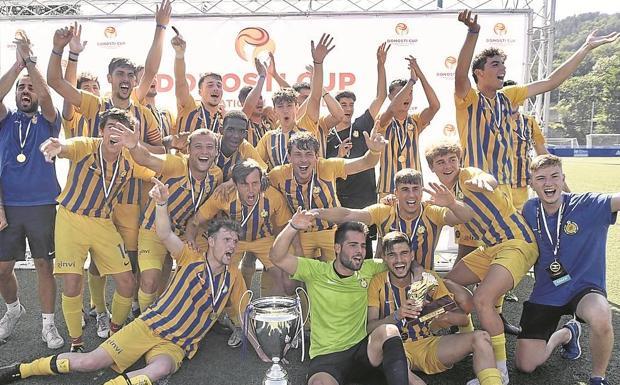 Los catalanes del Athletic Sant Just, felices con la Copa.