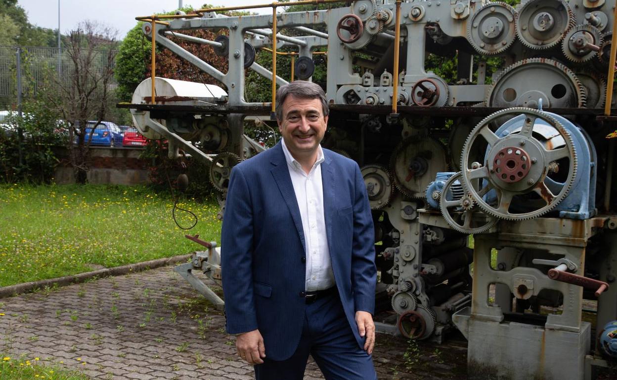 Aitor Esteban, junto a antigua rotativa de DV, después de la entrevista.