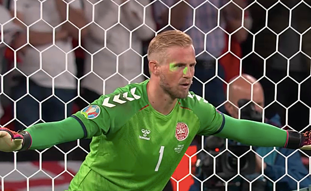 Un puntero láser, en la cara de Kasper Schmeichel antes del penalti de la semifinal entre Inglaterra y Dinamarca.