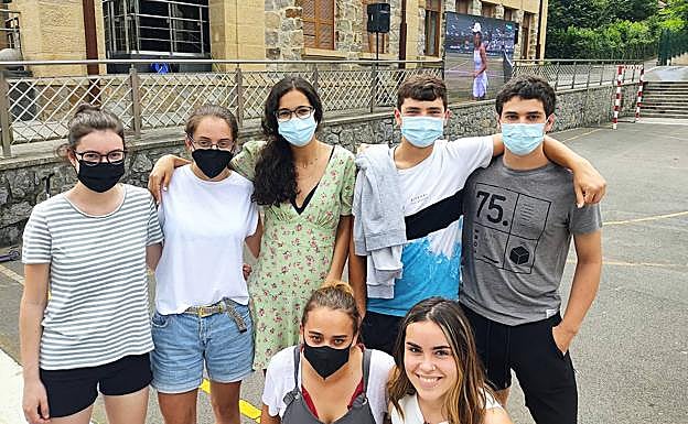 Mintegiren kuadrila, oso harro izaldarrak lortutakoaz. 