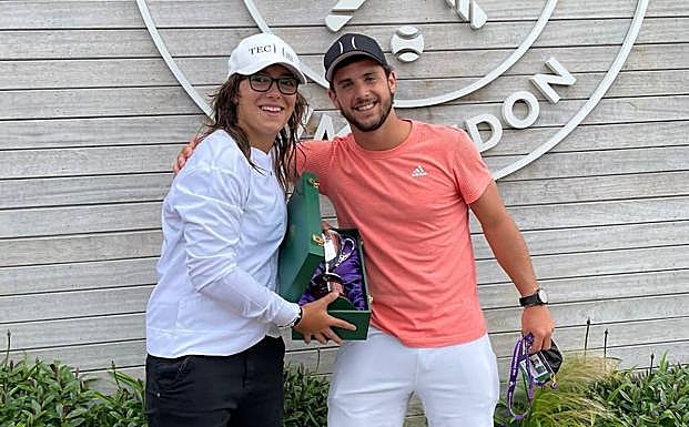 Imagen principal - Ane Mintegi con su entrenador. Su padre, de azul, abraza a un amigo en Idiazabal.