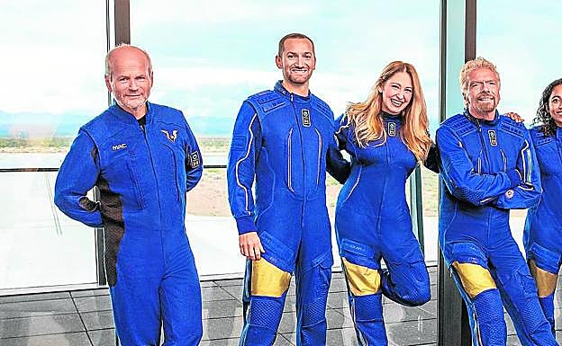 Richard Branson -el tercero por la derecha- con sus tres compañeros de vuelo y los dos pilotos de la nave nodriza en los extremos, con unos uniformes del estilo de los de la serie 'Star Trek Enterprise'. 