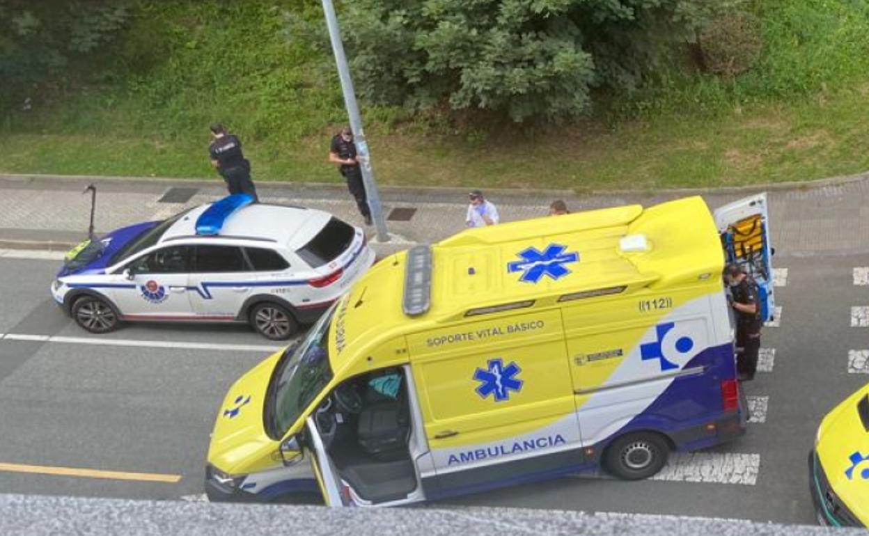 La ambulancia y la Ertzaintza junto al patinete.