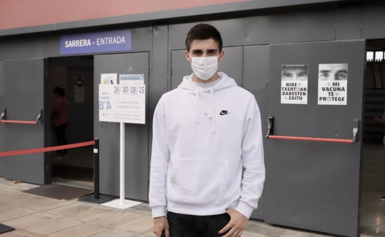Mikel, pasaitarra de 18 años, fue vacunado ayer, y ejercerá «con tranquilidad» como monitor de deporte escolar.