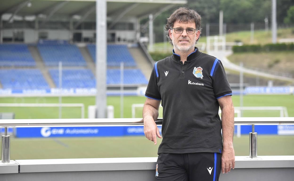 El director de fútbol base de la Real Sociedad, Luki Iriarte, en las instalaciones de Zubieta con el fondo del campo José Luis Orbegozo. 