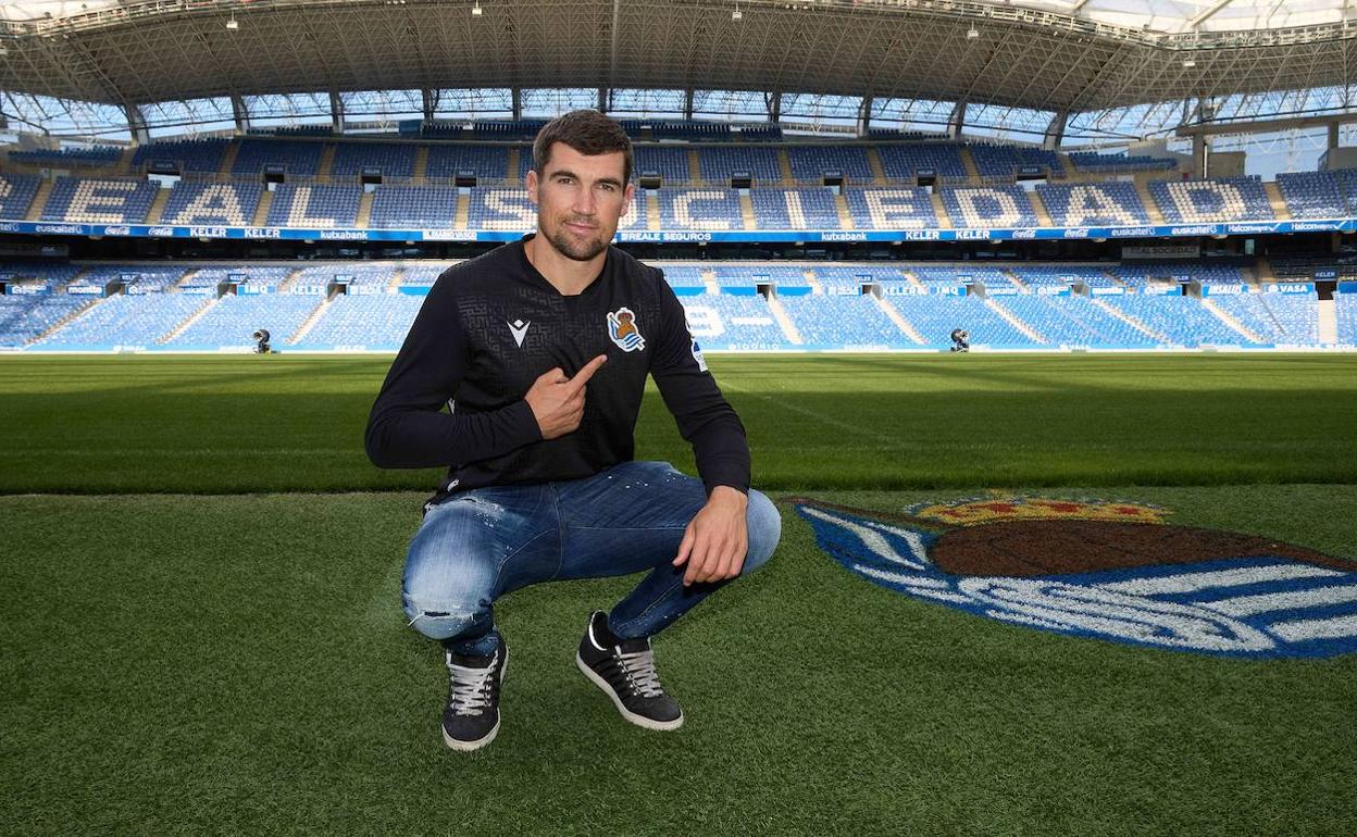 Mathew Ryan posa con su nueva camiseta en el Real Arena.