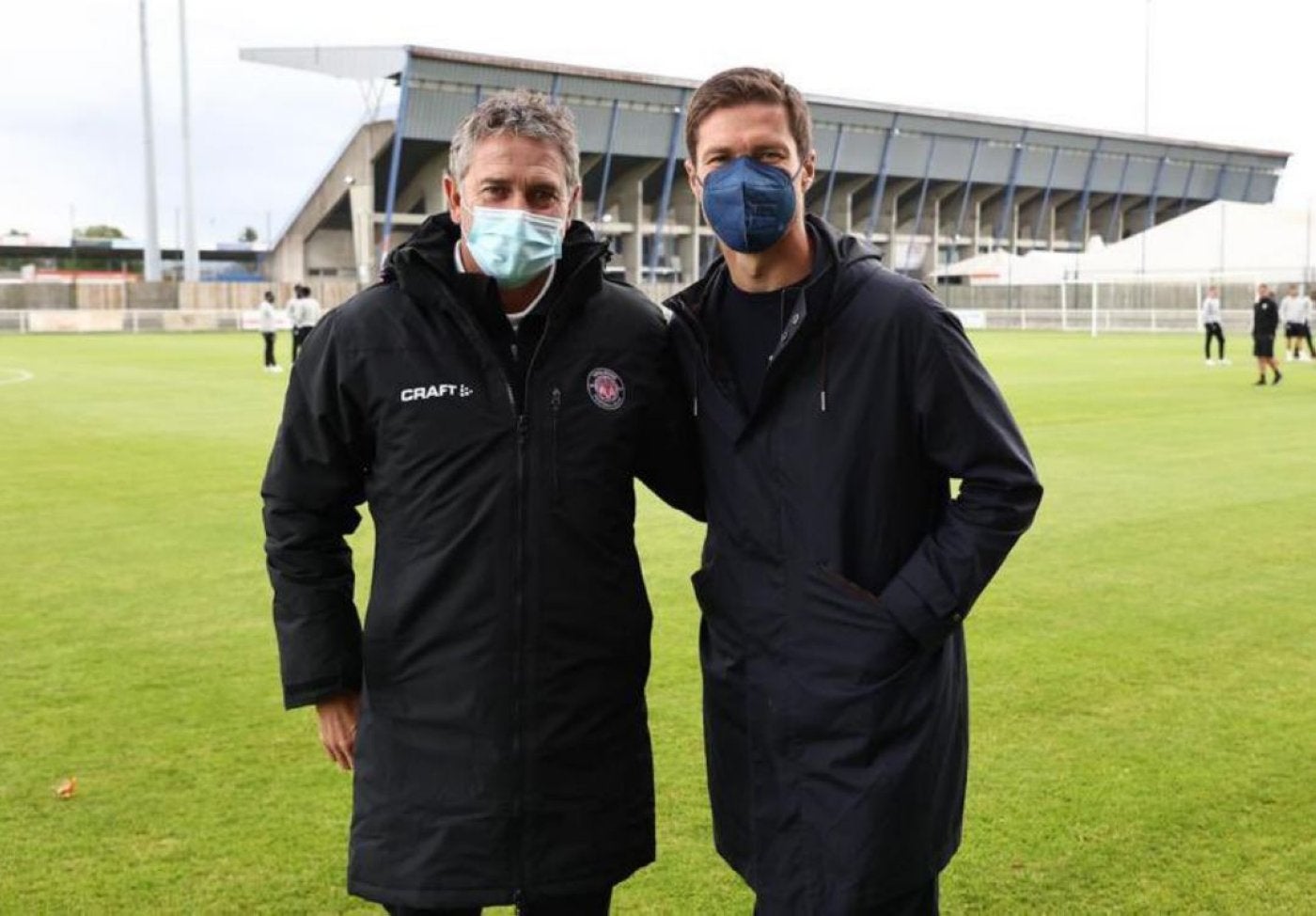 El ex realista Philippe Montanier y actual entrenador del Toulouse, posa en Tarbes junto a Xabi Alonso. 
