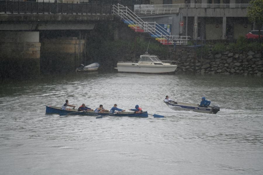 Un grupo de remeros practica deporte en el río Oria a pesar de la intensa lluvia que caía esta mañana en la localidad de Orio. 