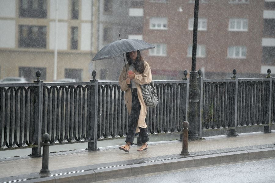 Con paraguas .... pero con sandalias. Esta oriotarra se ha resistido a dejar el calzado veraniego en el armario a pesar de mojarse los pies. 