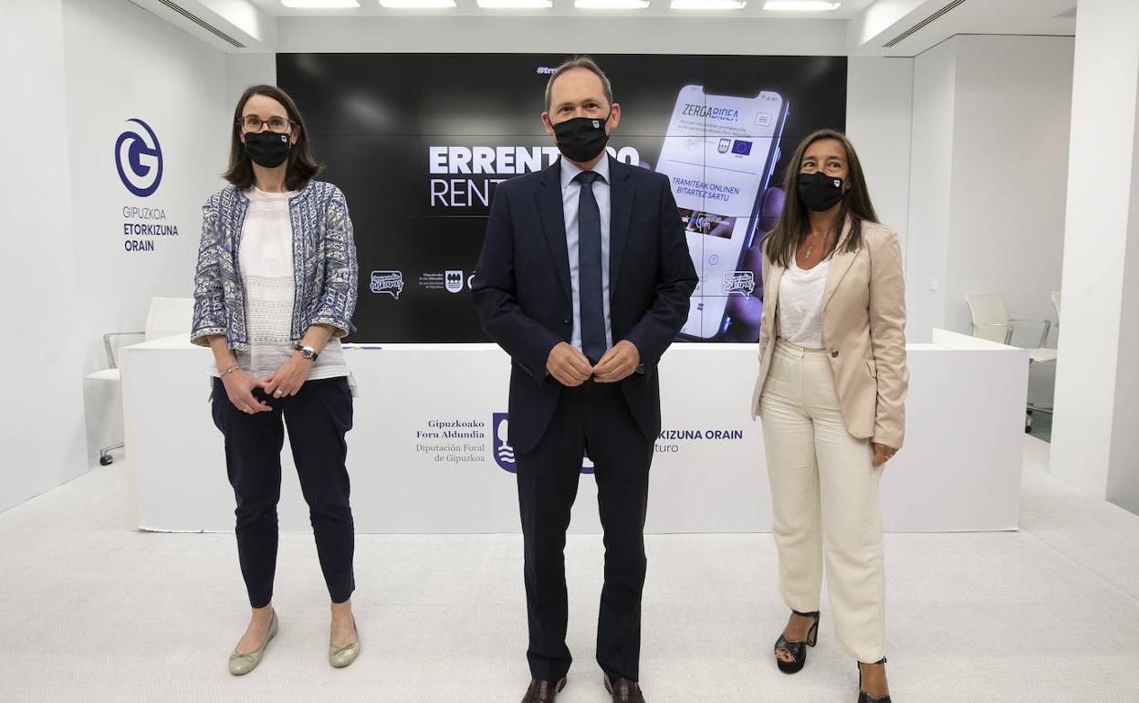 Jokin Perona, ayer junto a Irune Yarza y Yolanda Domínguez.