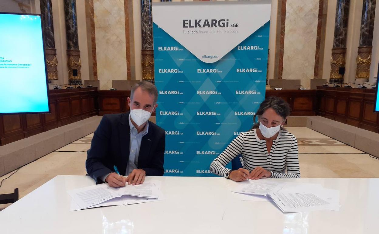 Zenón Vázquez, director general de Elkargi, y la concejala Marisol Garmendia firman el convenio. 