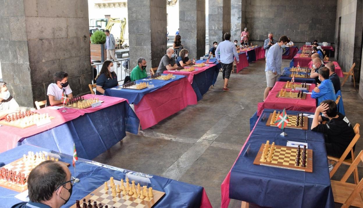 La sesión de partidas simultáneas de ajedrez ofrecidas el fin de semana en Kontzejupe. 