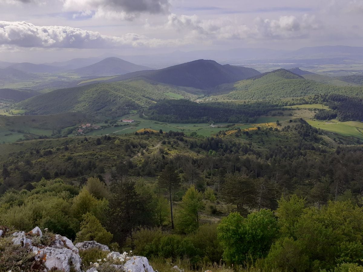 Preciosa cima, muy cerca de Irurtzun, alberga un antiguo templo cuya perfecta ubicación lo convirtió en un importante punto de vigilancia