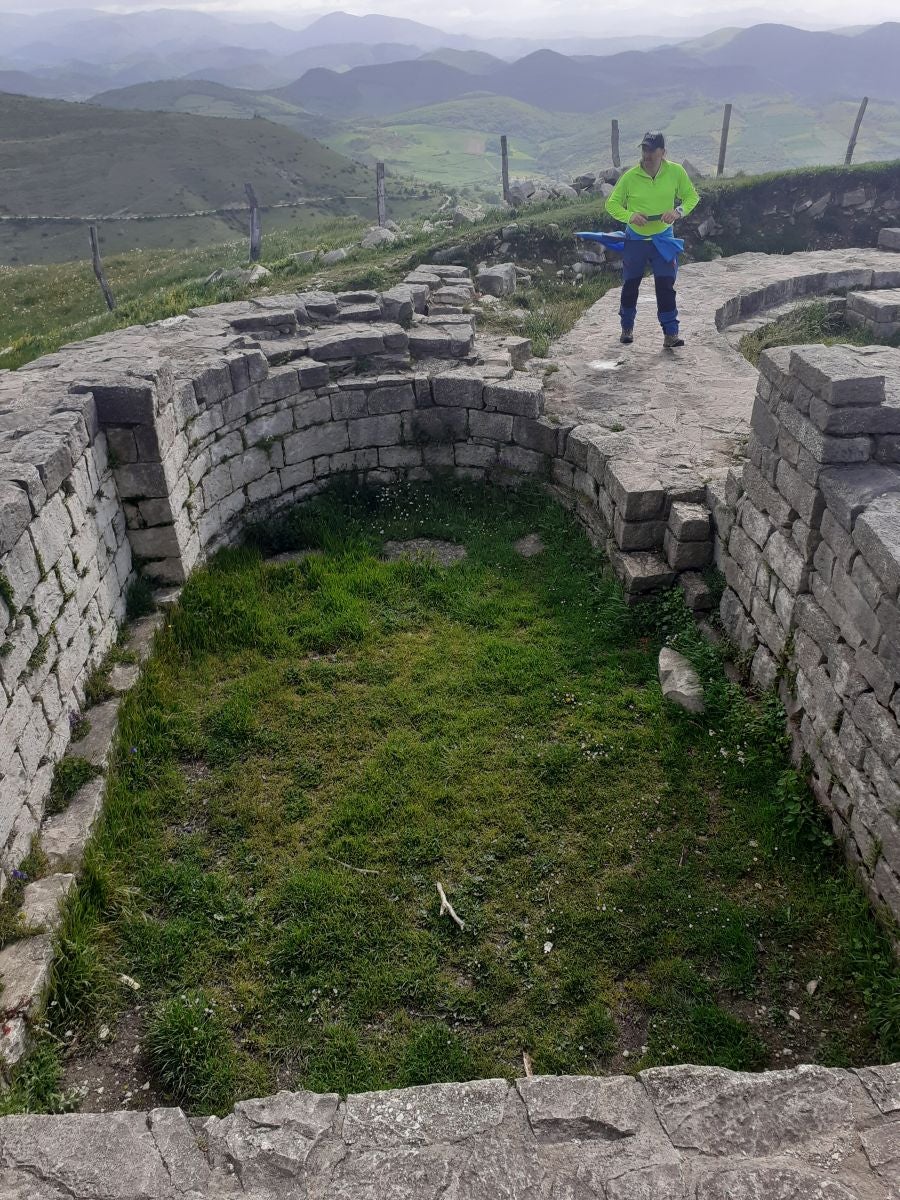 Preciosa cima, muy cerca de Irurtzun, alberga un antiguo templo cuya perfecta ubicación lo convirtió en un importante punto de vigilancia