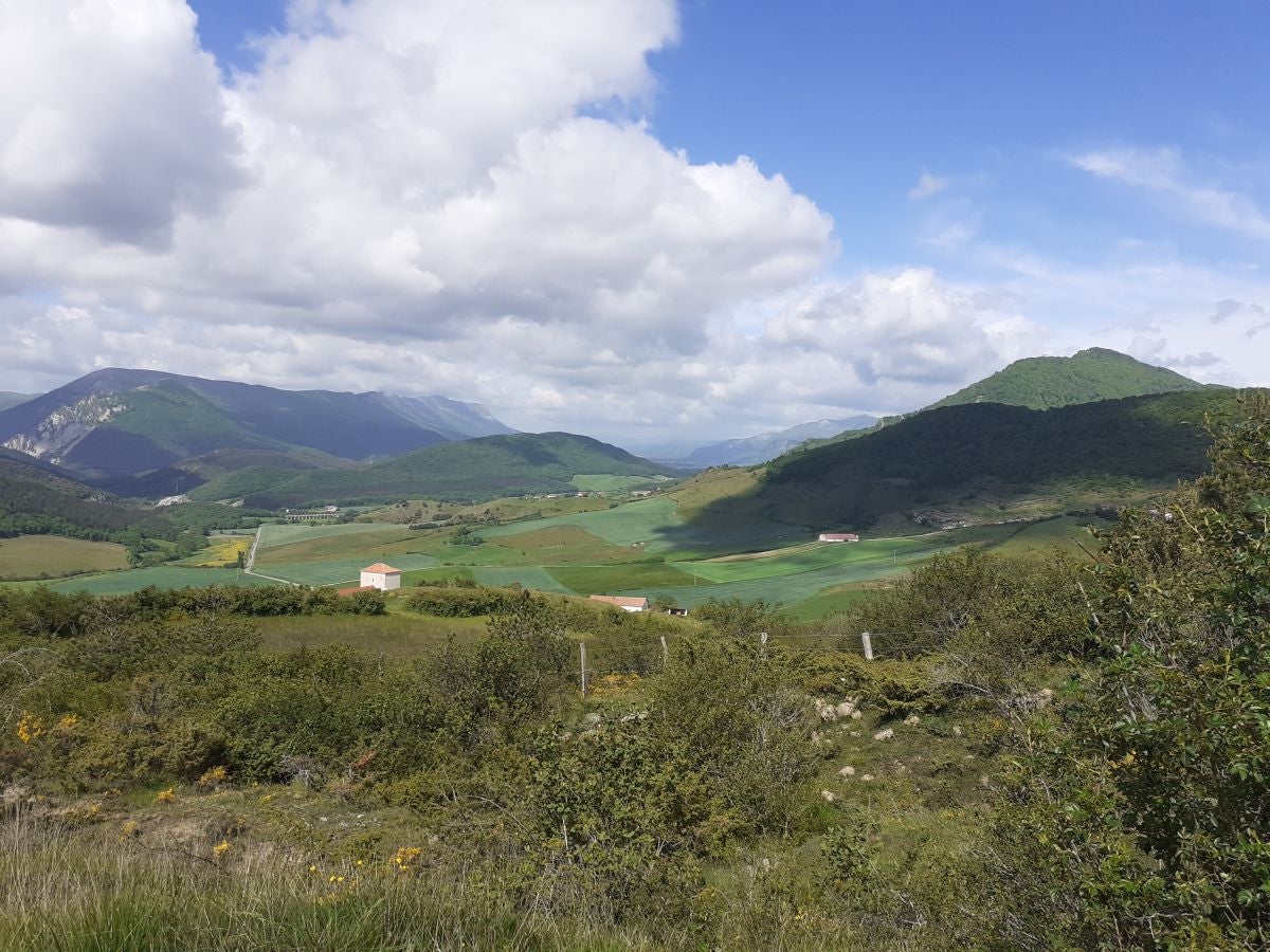 Preciosa cima, muy cerca de Irurtzun, alberga un antiguo templo cuya perfecta ubicación lo convirtió en un importante punto de vigilancia