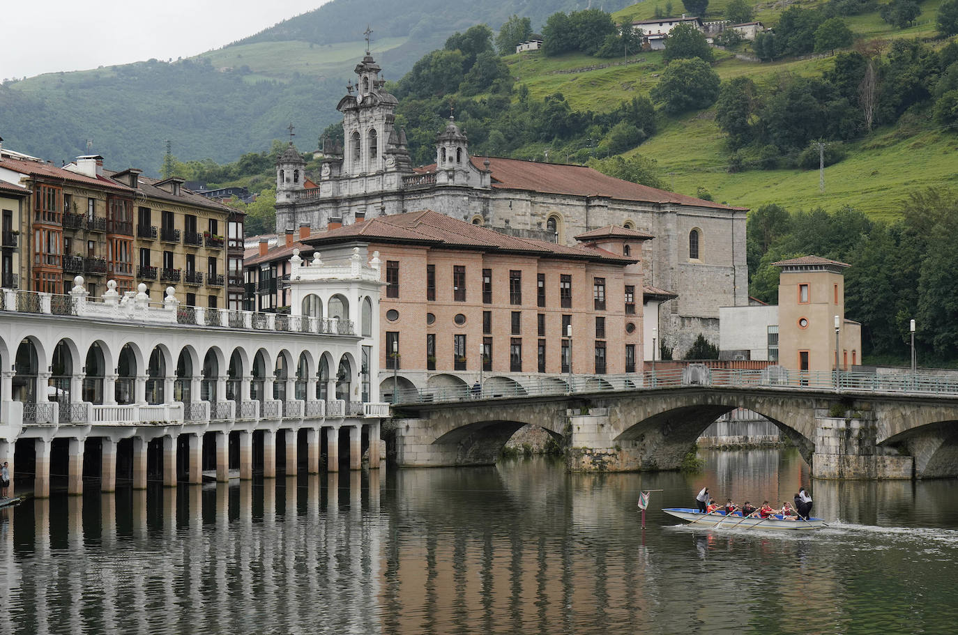 Los vecinos de Tolosa disfrutan de un día sin lluvias, pero con bajas temperaturas para ser julio