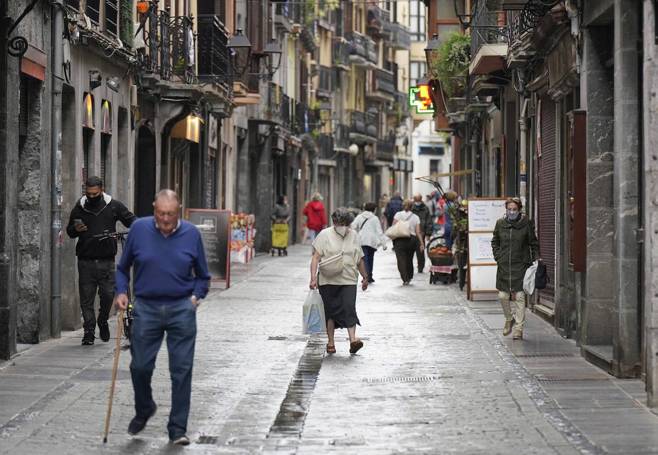 Los vecinos de Tolosa disfrutan de un día sin lluvias, pero con bajas temperaturas para ser julio