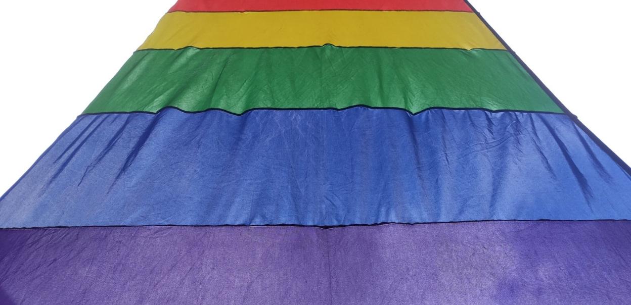 Imagen de la bandera LGTB que actualmente cuelga desde el balcón consistorial. 