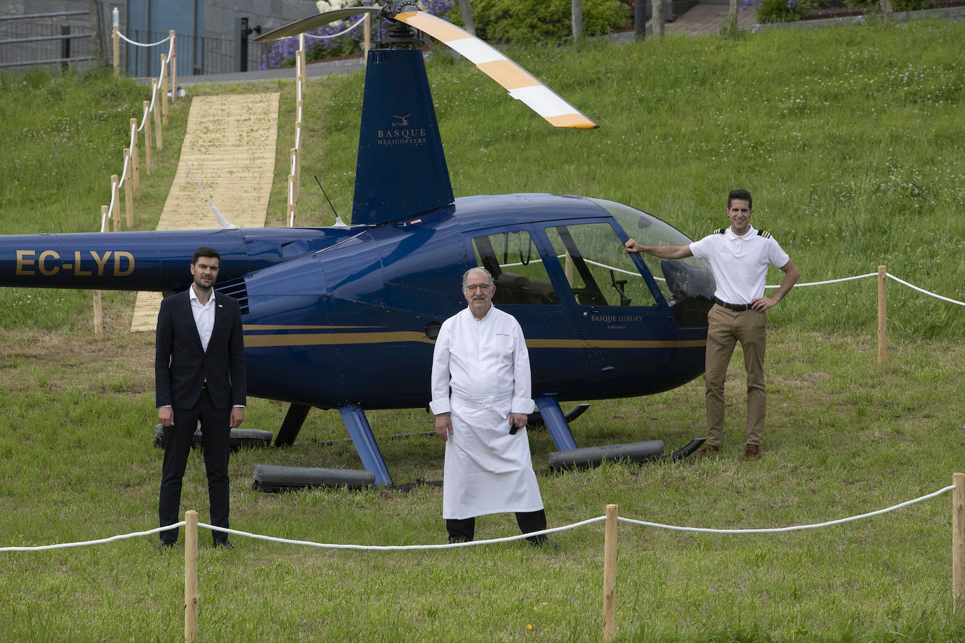 Basque Luxury. Comienza a funcionar el servicio que ofrece vuelos en helicóptero y el acceso desde el aire a restaurantes como el de Subijana. DV monta en el estreno del Robinson 44