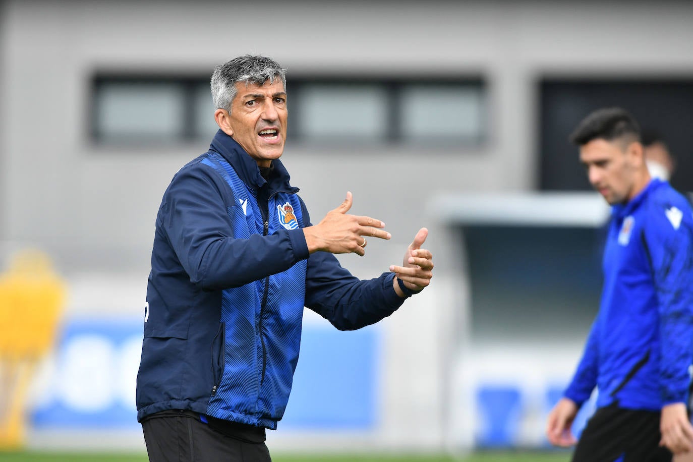 El entrenador txuri urdin, Imanol Alguacil, da instrucciones durante un entrenamiento en Zubieta.