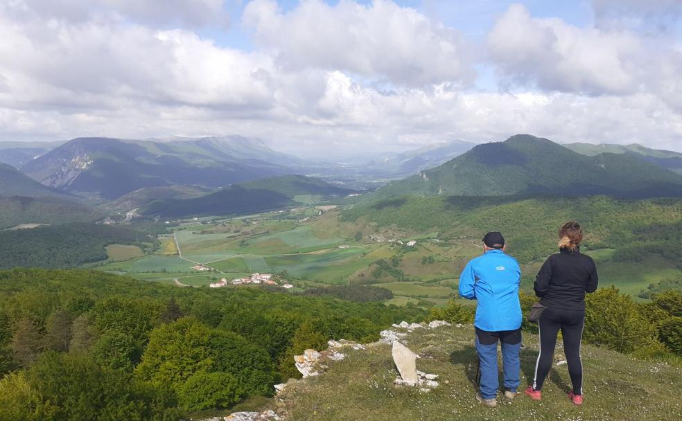 Una pareja de mendizales contempla las vistas que ofrece Harriaundi.