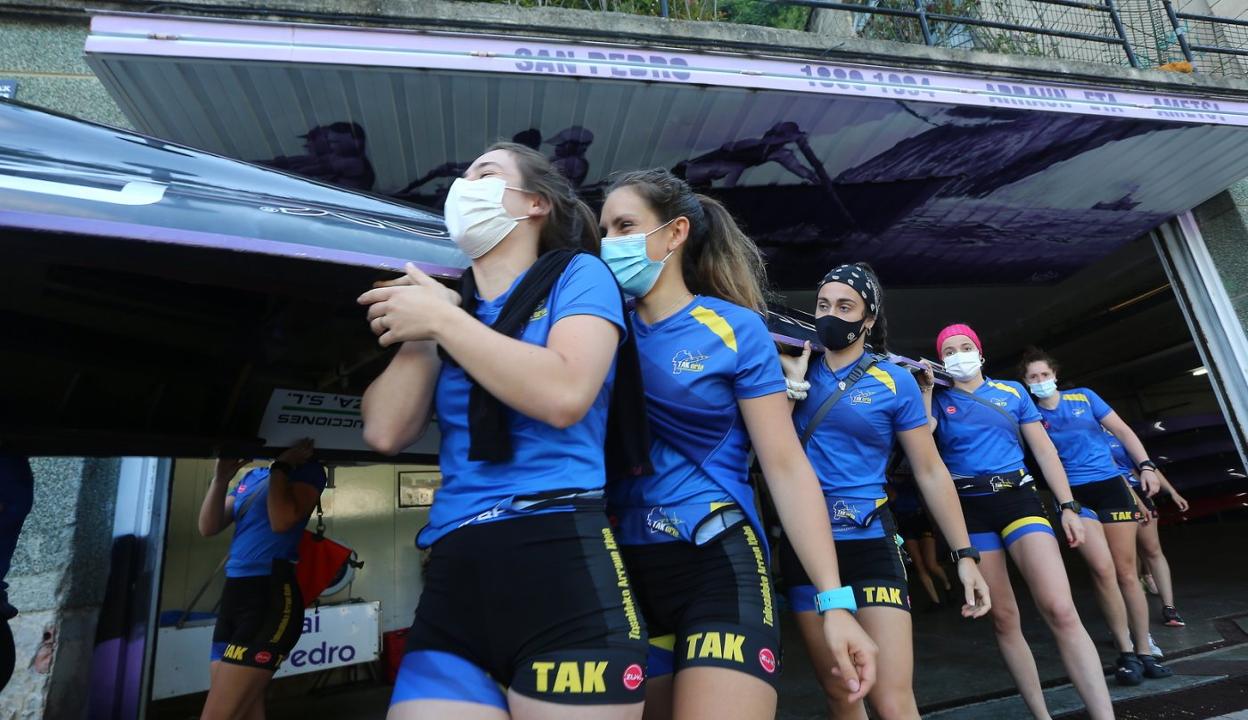 Imagen del entrenamiento de las remeras de la trainera Tolosaldea en Pasaia este mes de julio. 