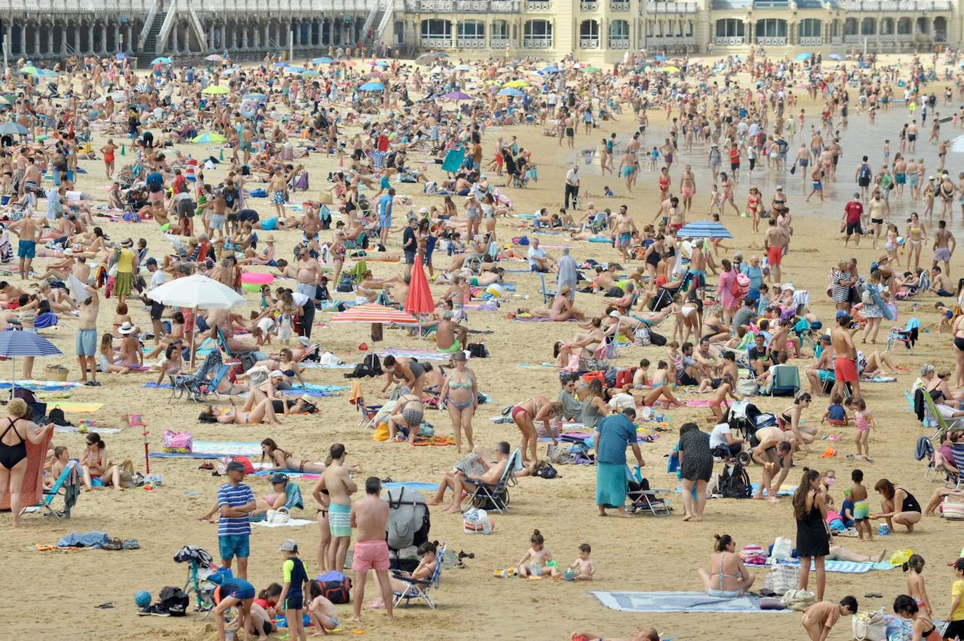 Fotos: Los guipuzcoanos se lanzan a las playas con los primeros rayos de sol