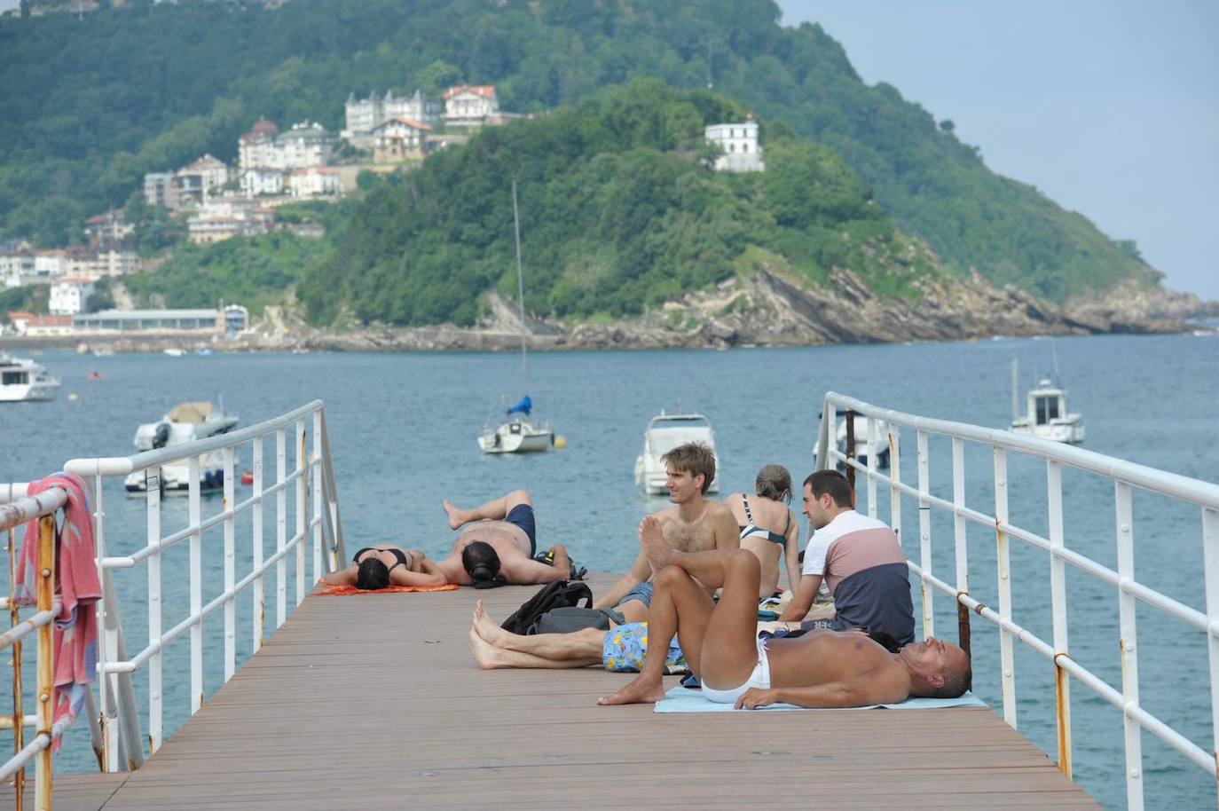 Fotos: Los guipuzcoanos se lanzan a las playas con los primeros rayos de sol