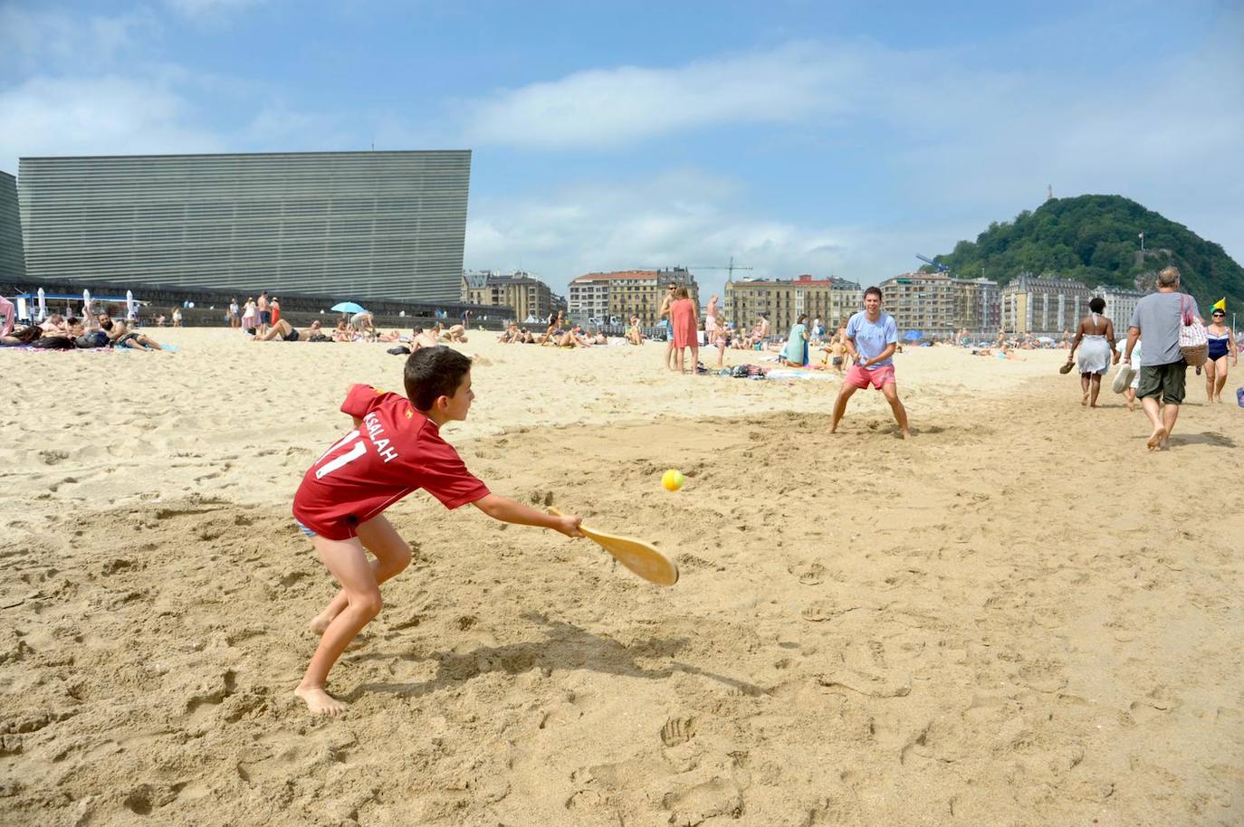 Fotos: Los guipuzcoanos se lanzan a las playas con los primeros rayos de sol