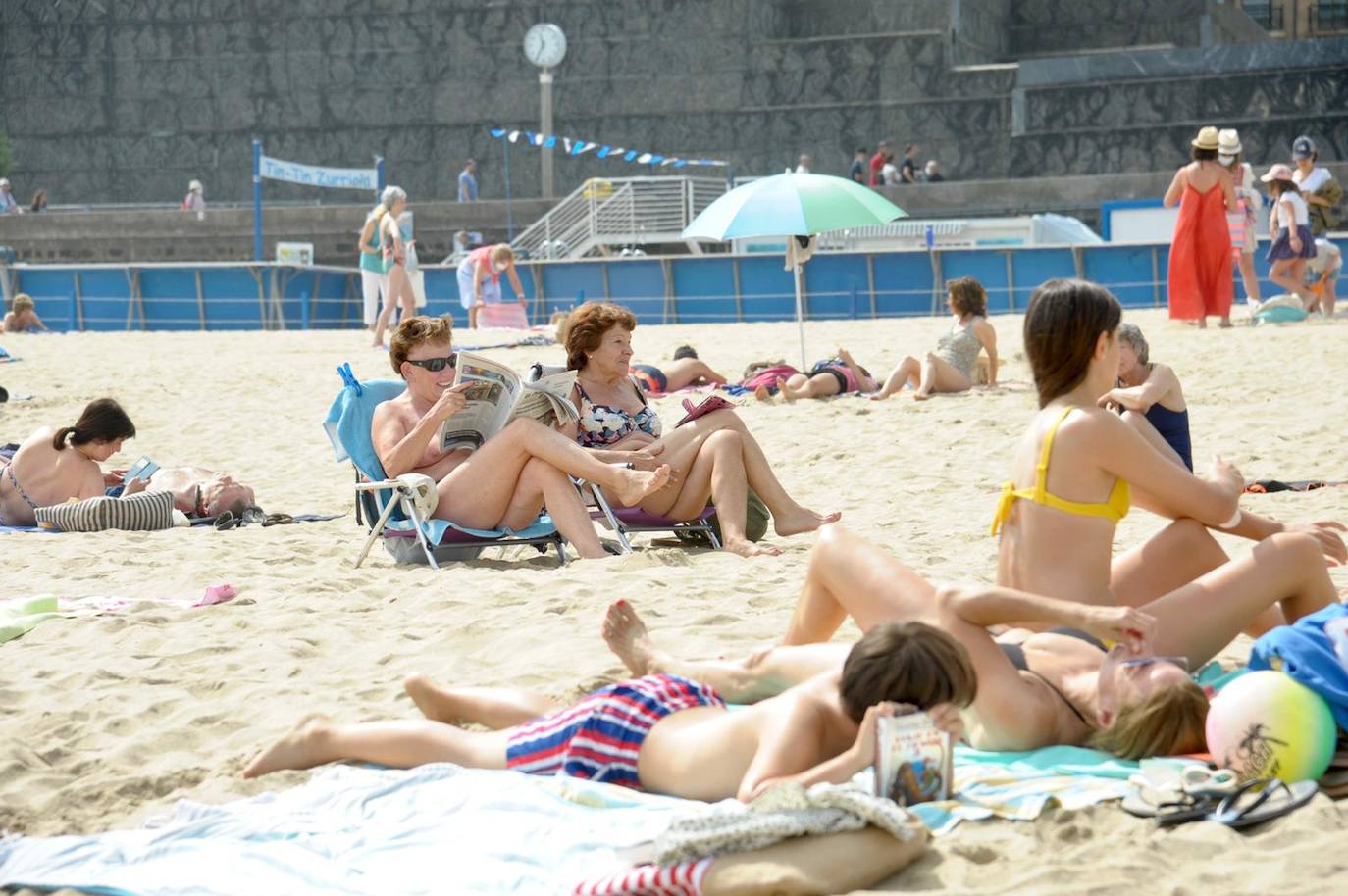 Fotos: Los guipuzcoanos se lanzan a las playas con los primeros rayos de sol