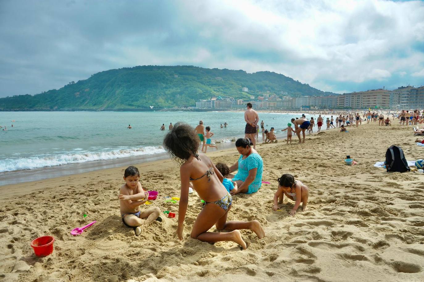 Fotos: Los guipuzcoanos se lanzan a las playas con los primeros rayos de sol