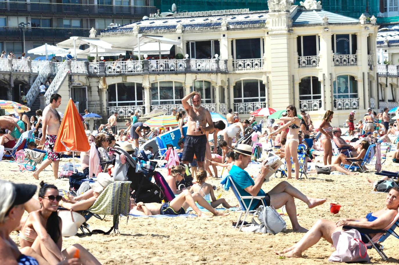 Fotos: Los guipuzcoanos se lanzan a las playas con los primeros rayos de sol