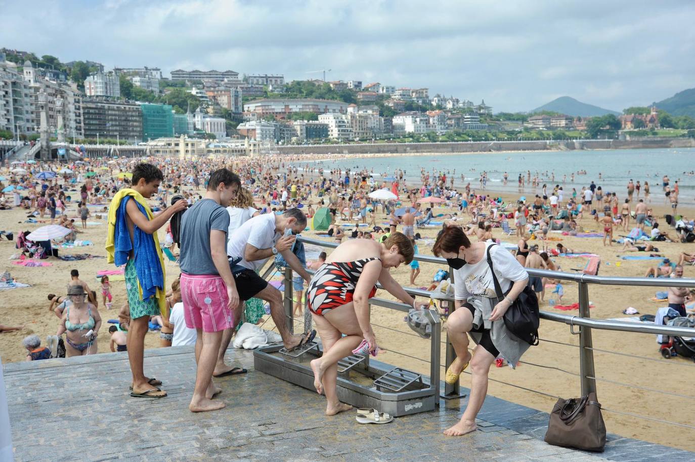 Fotos: Los guipuzcoanos se lanzan a las playas con los primeros rayos de sol
