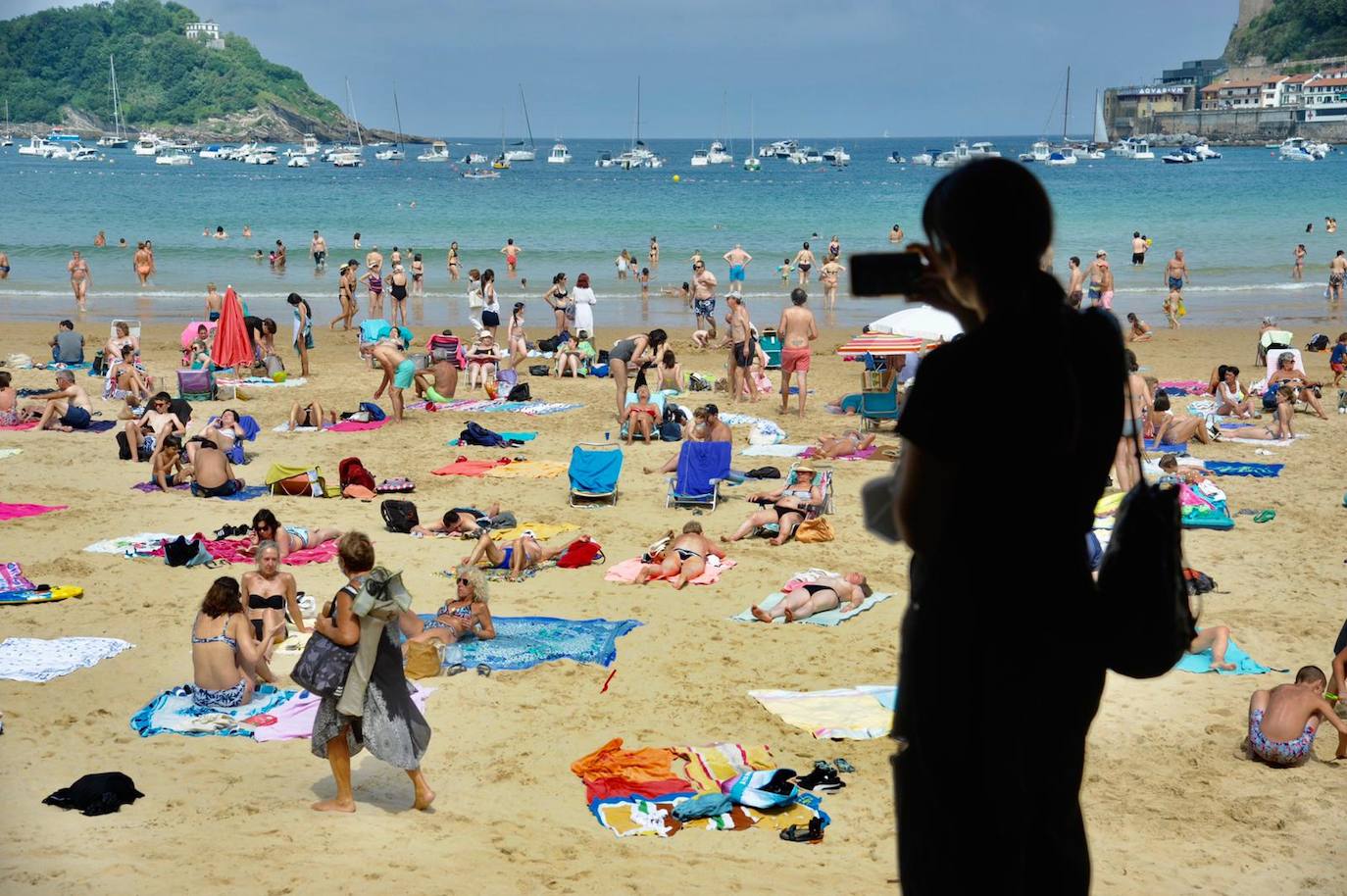 Fotos: Los guipuzcoanos se lanzan a las playas con los primeros rayos de sol