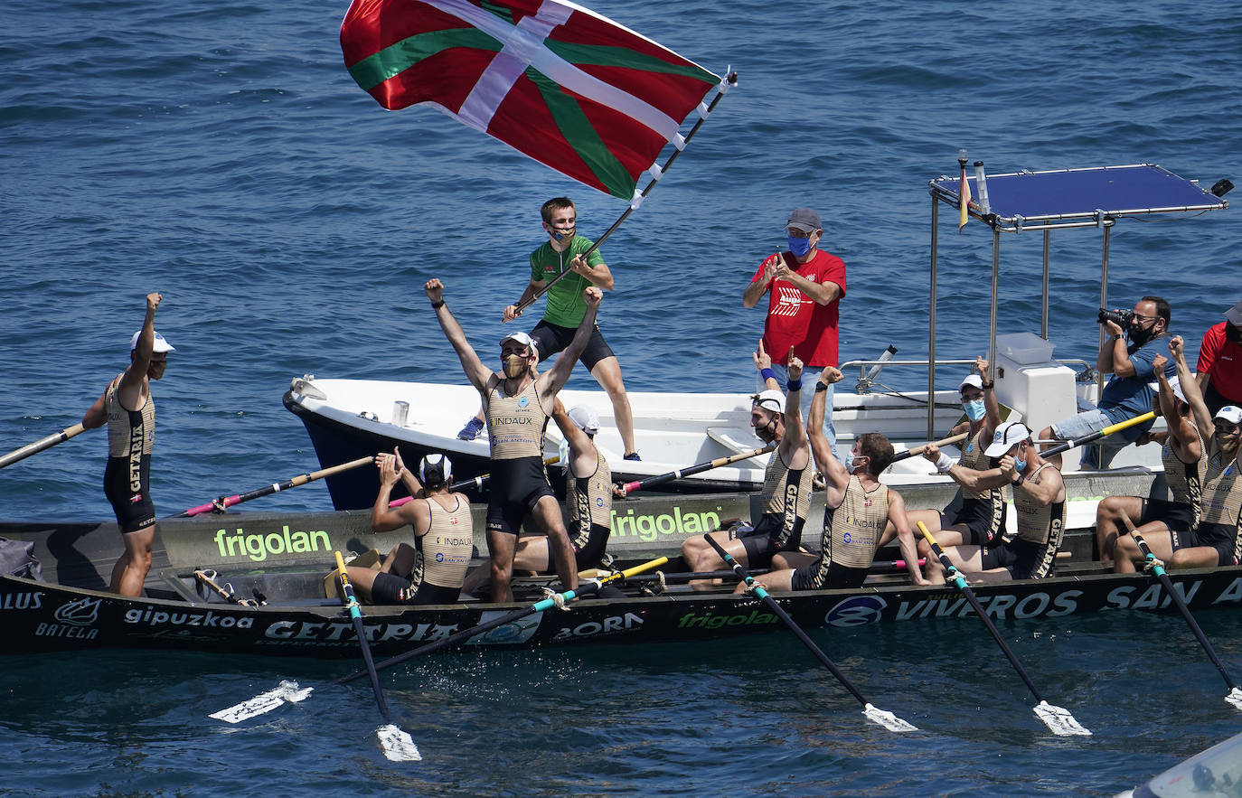Los remeros de Getaria celebran la victoria en aguas de Zumaia. 
