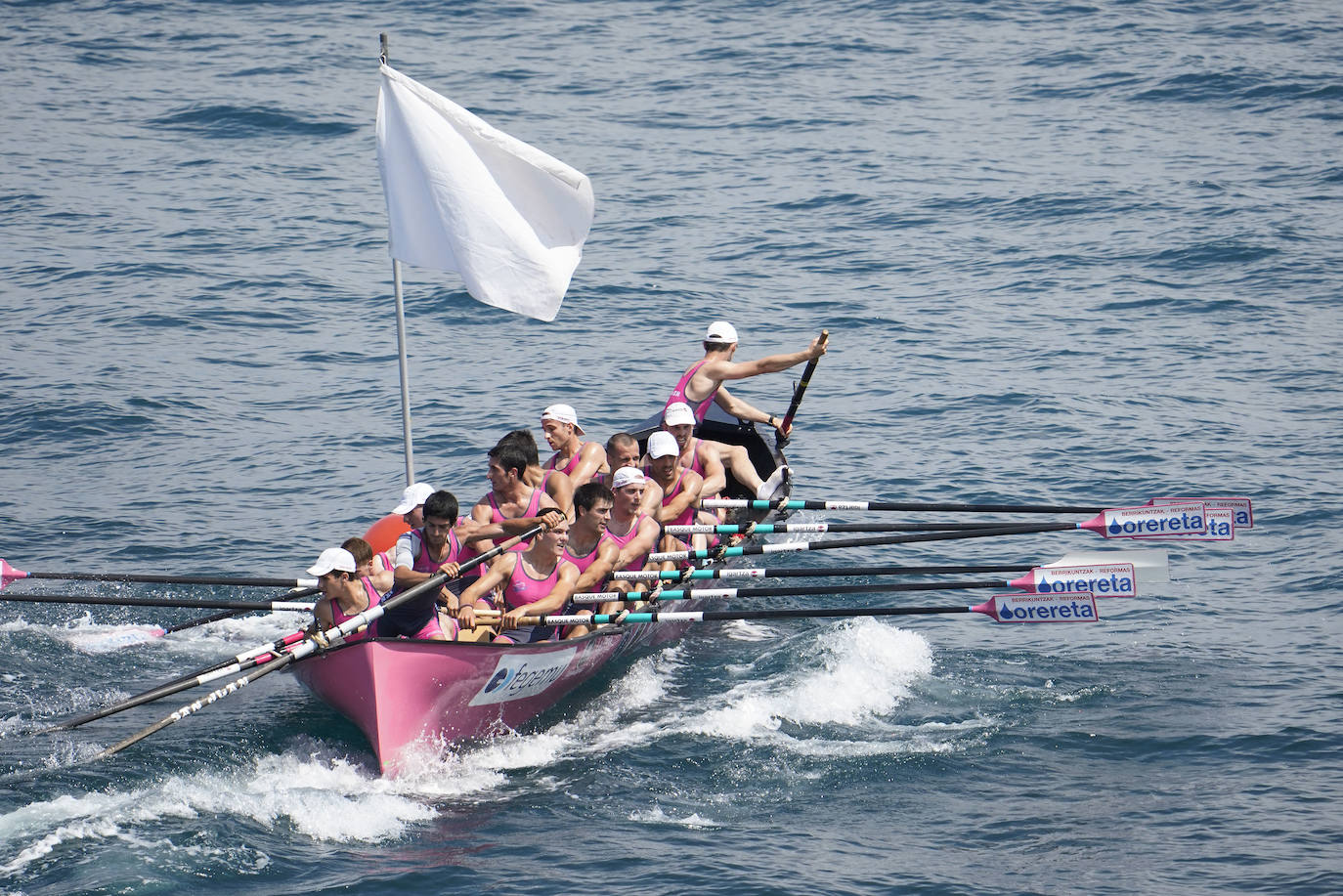 Los remeros de Getaria celebran la victoria en aguas de Zumaia. 