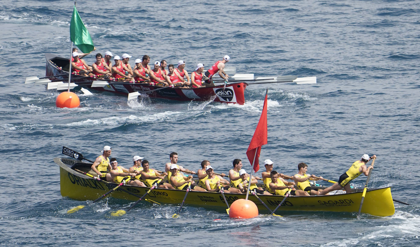 Los remeros de Getaria celebran la victoria en aguas de Zumaia. 