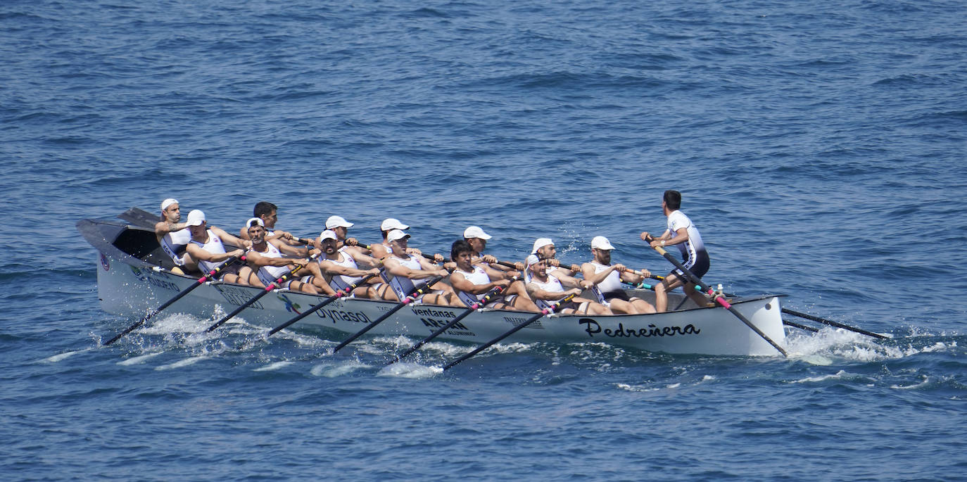 Los remeros de Getaria celebran la victoria en aguas de Zumaia. 