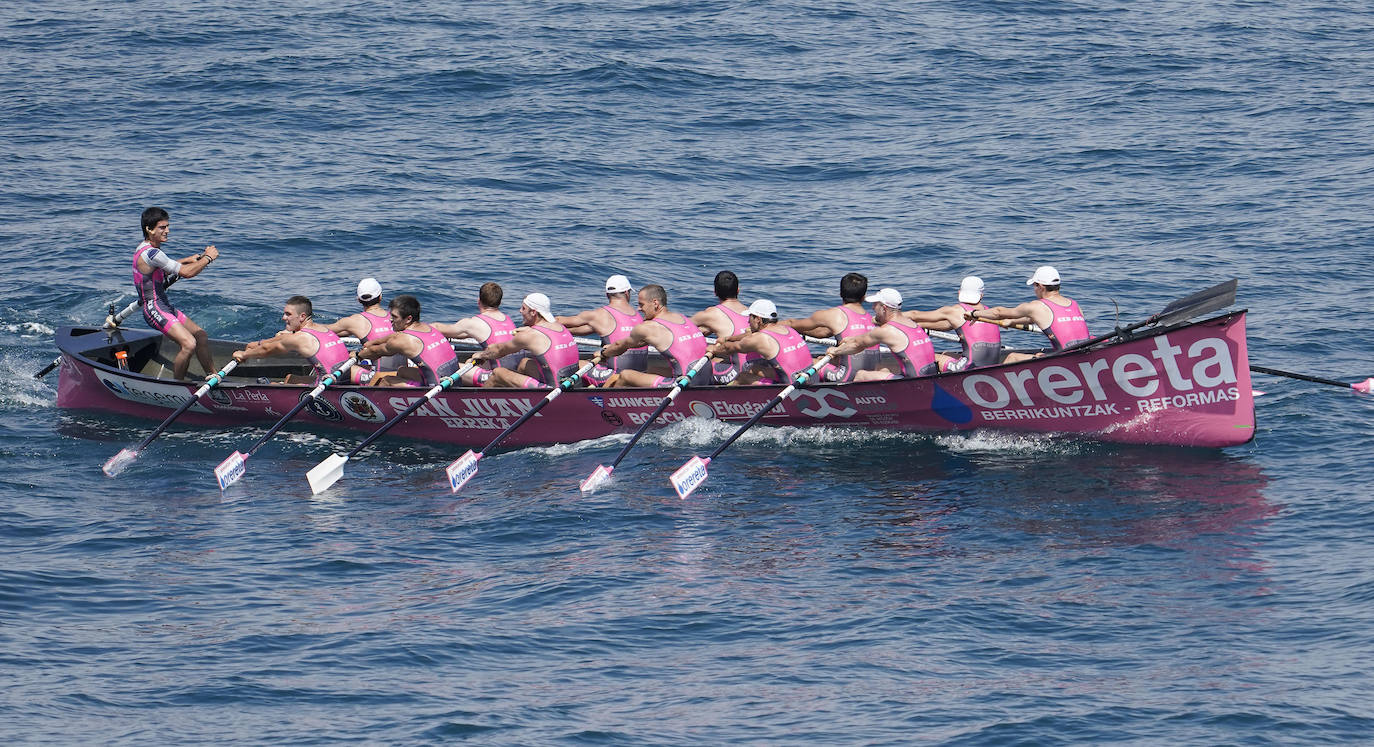 Los remeros de Getaria celebran la victoria en aguas de Zumaia. 
