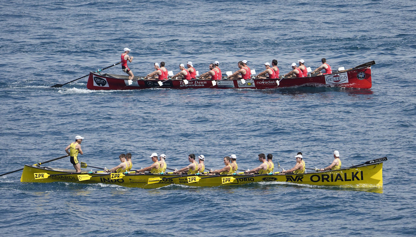 Los remeros de Getaria celebran la victoria en aguas de Zumaia. 
