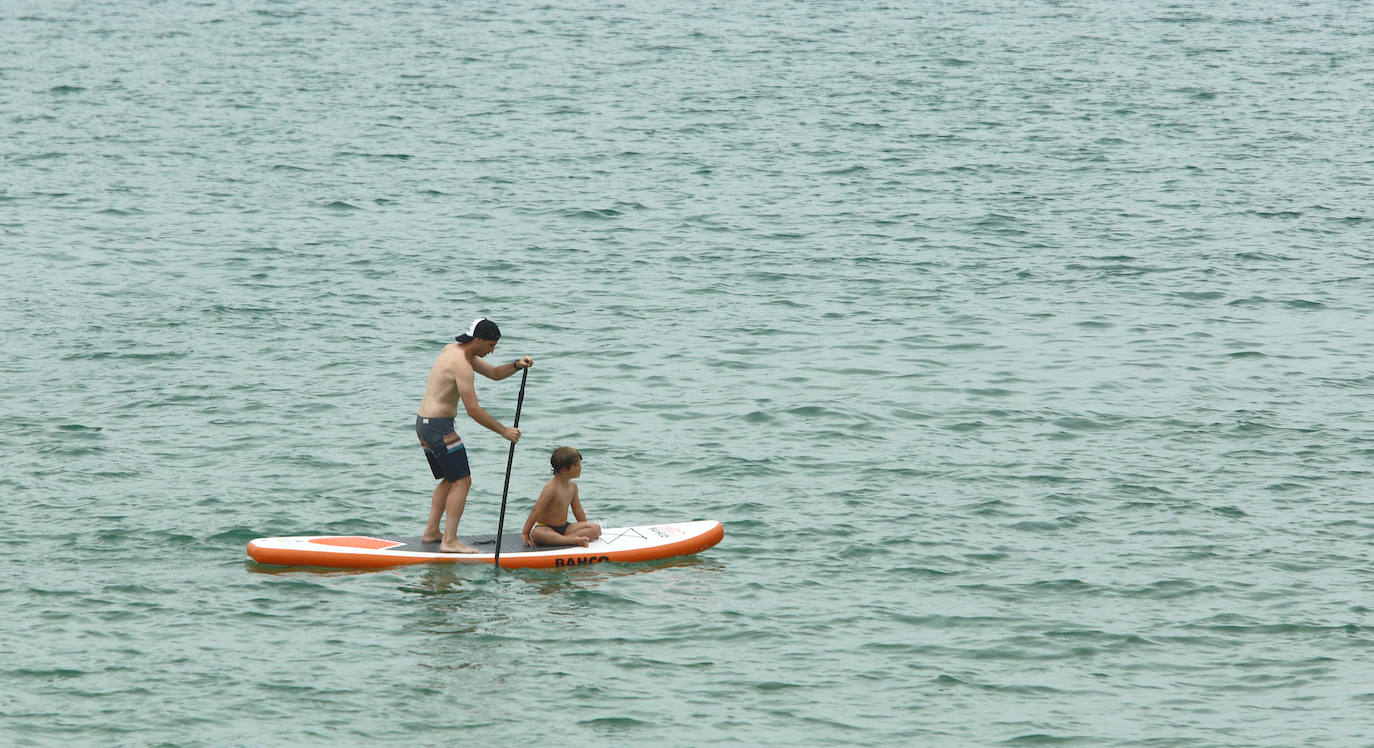 Fotos: Un domingo caluroso y a remojo