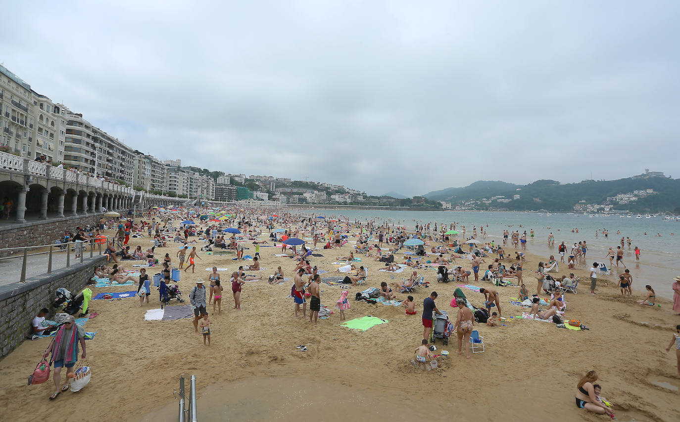 Fotos: Un domingo caluroso y a remojo