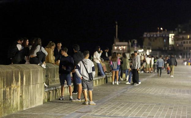 Imagen principal - Coronavirus: Las zonas de botellón se someten al control policial bajo el particular &#039;toque de queda&#039; en Euskadi