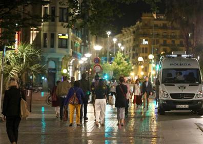 Imagen secundaria 1 - Coronavirus: Las zonas de botellón se someten al control policial bajo el particular &#039;toque de queda&#039; en Euskadi