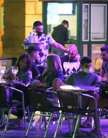 Imagen secundaria 2 - Coronavirus: Las zonas de botellón se someten al control policial bajo el particular &#039;toque de queda&#039; en Euskadi