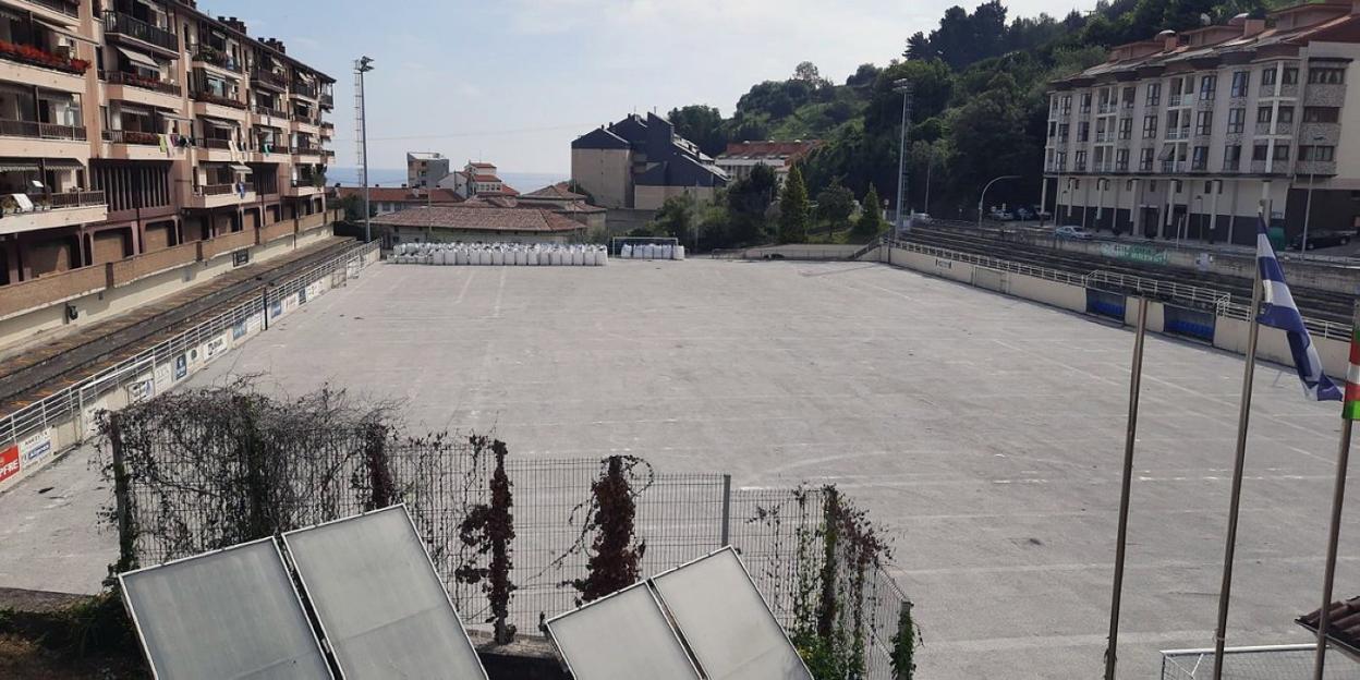 Esta misma semana han comenzado con la instalación del nuevo césped en el campo de San Miguel. 