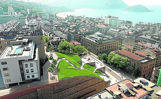 Los cubos de cristal que conforman la estructura del complejo comercial harán las veces de terrazas, junto a las que se crearán itinerarios para poder llegar a lo alto del cerro.