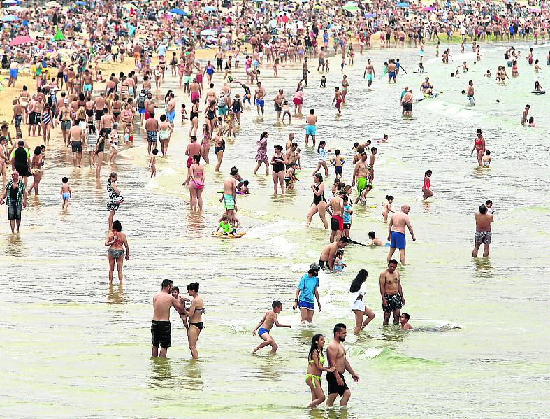 La pleamar frenó el aforo en La Concha, que se llenó por la tarde